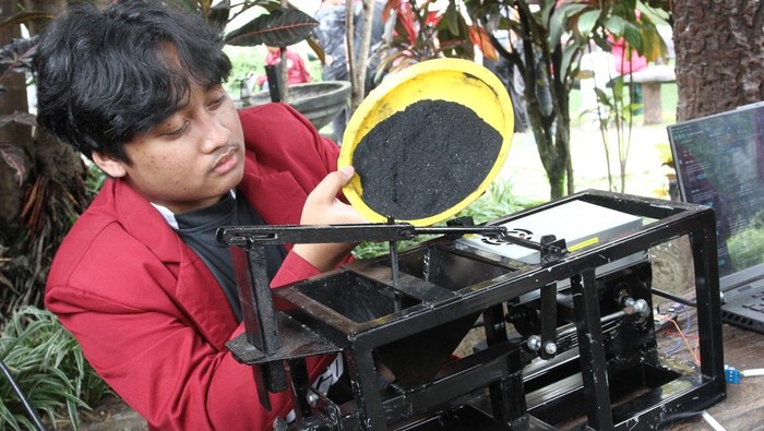 Mengintip Inovasi Alat Pembuatan Briket Berteknologi IOT di Malang Mahasiswa menunjukkan cara kerja purwarupa alat pembuatan briket otomatis berteknologi Internet of Things (IoT) di Universitas Muhammadiyah Malang, Jawa Timur, Kamis (20/2/2025). Inovasi alat pembuatan briket arang tersebut menghasilkan ukuran briket yang konsisten yakni 15 x 15 centimeter serta menggunakan pemrograman coding dan bisa dioperasikan melalui komputer atau gawai sehingga lebih hemat tenaga kerja. ANTARA FOTO/Ari Bowo Sucipto/rwa.