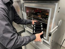 Mengintip Uji Ketahanan iPhone 16e Sebelum Dirilis