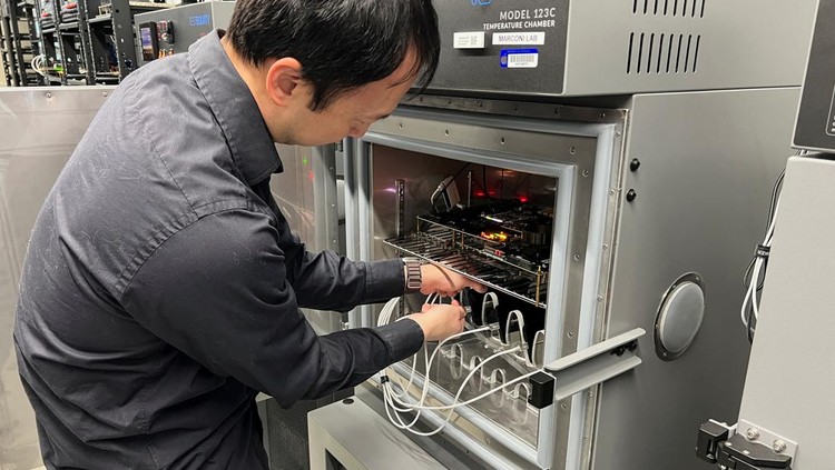 Mengintip Uji Ketahanan iPhone 16e Sebelum Dirilis An Apple engineer stress tests an iPhone 16e and the new C1 cellular modem at an Apple lab in Sunnyvale, California, U.S., February 18, 2025. REUTERS/Stephen Nellis
