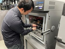 Mengintip Uji Ketahanan iPhone 16e Sebelum Dirilis