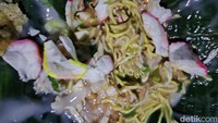 Mi Koclok banyak dijual di berbagai sudut Kota maupun Kabupaten Cirebon. Salah satunya Mi Koclok Mas Hamzah buka dari pukul 17.00 WIB sampai 23.00 WIB. Untuk satu porsinya Rp 15.000.