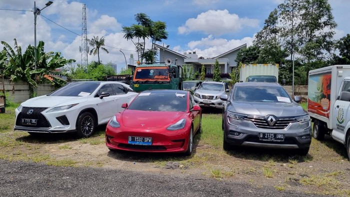 Mobil mewah bukti kasus Net89 (Taufiq/detikcom)