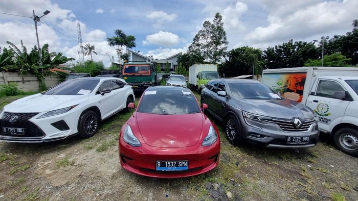Mobil mewah bukti kasus Net89 (Taufiq/detikcom)
