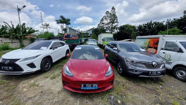 Mobil mewah bukti kasus Net89 (Taufiq/detikcom)