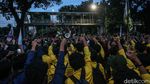 Momen Mensesneg Temui Massa Aksi Indonesia Gelap di Patung Kuda