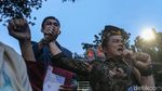 Momen Mensesneg Temui Massa Aksi Indonesia Gelap di Patung Kuda
