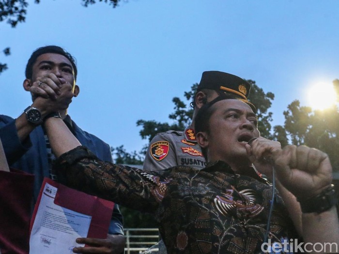 Menteri Sekretaris Negara (Mensesneg) Prasetyo Hadi menaiki mobil komando milik mahasiswa dalam aksi Indonesia Gelap di Patung Kuda, Jakarta, Kamis (20/2/2025).