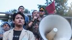 Momen Mensesneg Temui Massa Aksi Indonesia Gelap di Patung Kuda