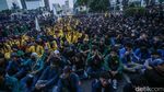 Momen Mensesneg Temui Massa Aksi Indonesia Gelap di Patung Kuda