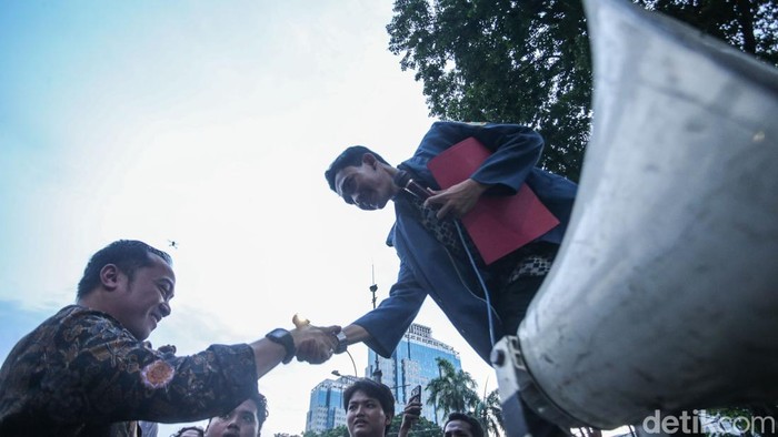 Menteri Sekretaris Negara (Mensesneg) Prasetyo Hadi menaiki mobil komando milik mahasiswa dalam aksi Indonesia Gelap di Patung Kuda, Jakarta, Kamis (20/2/2025).