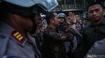 Momen Mensesneg Temui Massa Aksi Indonesia Gelap di Patung Kuda