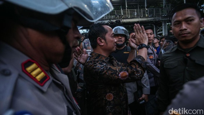 Momen Mensesneg Temui Massa Aksi βIndonesia Gelapβ di Patung Kuda Menteri Sekretaris Negara (Mensesneg) Prasetyo Hadi menaiki mobil komando milik mahasiswa dalam aksi Indonesia Gelap di Patung Kuda, Jakarta, Kamis (20/2/2025).