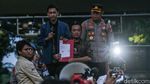 Momen Mensesneg Temui Massa Aksi Indonesia Gelap di Patung Kuda