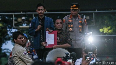 Momen Mensesneg Temui Massa Aksi Indonesia Gelap di Patung Kuda