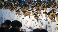 Seusai pembacaan sumpah jabatan, keenam perwakilan kepala daerah itu kemudian menandatangani berita acara.   