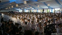 Pelantikan dilanjutkan dengan pembacaan keppres terkait pelantikan para gubernur-wakil gubernur serta pembacaan keputusan Menteri Dalam Negeri terkait pengesahan bupati-wakil bupati dan wali kota-wakil wali kota.  