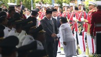 Prabowo kemudian memimpin pengambilan sumpah jabatan para kepala daerah.  