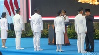 Ada enam perwakilan kepala daerah yang maju untuk menandatangani berita acara pelantikan sebagai simbolis.   