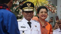 Mereka kemudian berjalan ke arah Pendopo Balai Kota, lalu disambut warga dan simpatisan yang hadir di Balai Kota. Pramono dan Rano melempar senyum dan melambaikan tangan kepada warga yang hadir.