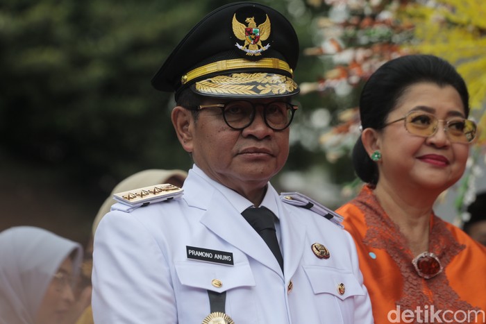 Gubernur dan Wakil Gubernur Jakarta, Pramono Anung-Rano Karno memasuki kawasan Balai Kota Jakarta, Medan Merdeka Selatan, Jakarta Pusat, Kamis (20/2/2025), sekitar pukul 12.15 WIB. Mereka disambut iringan tanjidor dan marawis.
