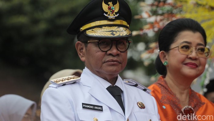 Gubernur dan Wakil Gubernur Jakarta, Pramono Anung-Rano Karno memasuki kawasan Balai Kota Jakarta, Medan Merdeka Selatan, Jakarta Pusat, Kamis (20/2/2025), sekitar pukul 12.15 WIB. Mereka disambut iringan tanjidor dan marawis.