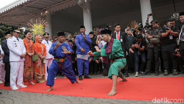 Momen Pramono-Rano Disambut Palang Pintu di Balai Kota Jakarta Gubernur dan Wakil Gubernur Jakarta, Pramono Anung-Rano Karno memasuki kawasan Balai Kota Jakarta, Medan Merdeka Selatan, Jakarta Pusat, Kamis (20/2/2025), sekitar pukul 12.15 WIB. Mereka disambut iringan tanjidor dan marawis.