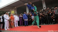 Lalu, tampak para ulama menyambut kedatangan Pramono dan Rano. Mereka memakaikan kain cukin pada Pramono dan Rano sebagai simbol selamat datang di Balai Kota Jakarta.