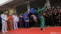 Palang pintu Betawi turut menyambut Pramono dan Rano. Wajah semringah mereka tampak saat palang pintu mulai berpantun.