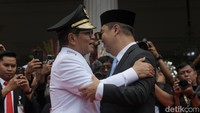 Sesampainya di dalam, dia disambut Penjabat Gubernur Jakarta 2024-2025 Teguh Setyabudi. Mereka bersalaman dan berjalan bersama ke Balairung.