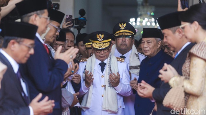 Gubernur dan Wakil Gubernur Jakarta, Pramono Anung-Rano Karno memasuki kawasan Balai Kota Jakarta, Medan Merdeka Selatan, Jakarta Pusat, Kamis (20/2/2025), sekitar pukul 12.15 WIB. Mereka disambut iringan tanjidor dan marawis.