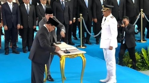 Momen saat I Gusti Putu Parwata alias Gus Par dilantik sebagai Bupati Karangasem oleh Presiden Prabowo Subianto di Istana Negara, Jakarta, Kamis (20/2/2025). (Foto: Dok. Istimewa)