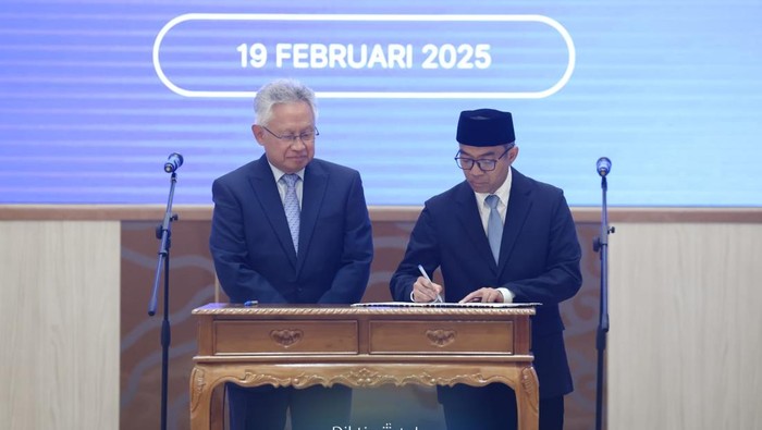 Momen sertijab Satryo kepada Mendiktiksaintek baru, Brian Yuliarto Momen sertijab Satryo kepada Mendiktiksaintek baru, Brian Yuliarto