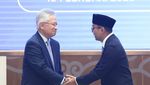 Momen Satryo Lepas Senyum Saat Sertijab ke Mendiktisaintek Baru Brian Yuliarto