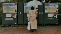 Ketika tak mengunjungi kafe, Natasha Rizky paling senang menyambangi vending machine. Foto dirinya menghadap vending machine seperti sedang memilih minuman tampak estetik. Foto: Instagram/natasharizkynew