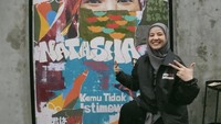 Setelah memutuskan untuk hijrah, Natasha Rizky mulai membatasi pekerjaannya di bidang entertain. Kini ia lebih fokus menulis buku-buku berisi puisi yang berasal dari perasaannya sendiri. Foto: Instagram/natasharizkynew
