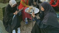Setelah menjadi orang tua tunggal, Natasha Rizky punya lebih banyak waktu untuk dirinya. Termasuk kulineran bersama teman-teman hingga ke Jepang. Foto: Instagram/natasharizkynew