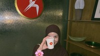 Natasha Rizky yang penggemar berat kopi nyatanya tak pernah ketinggalan untuk menyambangi kafe-kafe baru di Jakarta. Seperti kafe Fuglen asal Oslo yang baru buka tahun lalu di SCBD. Foto: Instagram/natasharizkynew
