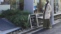 Natasha Rizky seolah memiliki ketertarikannya sendiri pada kuliner Jepang. Ia pernah menyambangi kafe yang menawarkan donat serta kopi dan tak lupa berfoto di depannya. Foto: Instagram/natasharizkynew