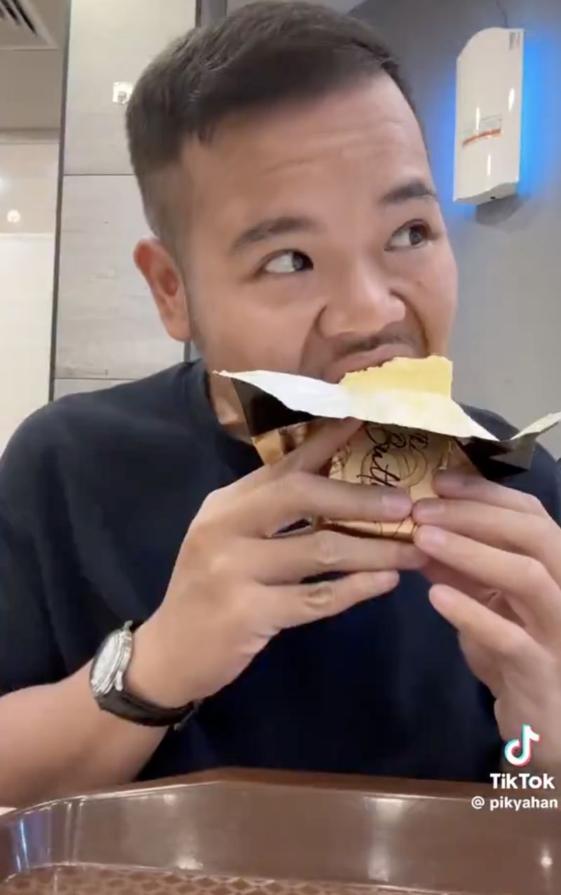 Bikin Konten Makan Mentega Batangan, Pria Ini Dibanjiri Komentar