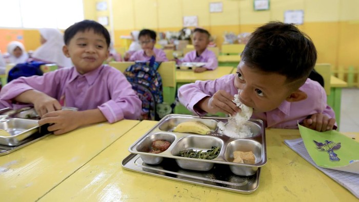 Pegawai Kantor Perwakilan Ombudsman Republik Indonesia (ORI) Provinsi Gorontalo mendata kotak makan berisi Makanan Bergizi Gratis (MBG) di Sekolah Dasar Negeri 77, Kota Gorontalo, Gorontalo, Kamis (20/2/2025).  Kantor Perwakilan Ombudsman Provinsi Gorontalo memantau program MBG untuk memastikan higienitas dan distribusi makanan mulai dari Satuan Pelayanan Pemenuhan Gizi (SPPG) hingga sekolah. ANTARA FOTO/Adiwinata Solihin/rwa.