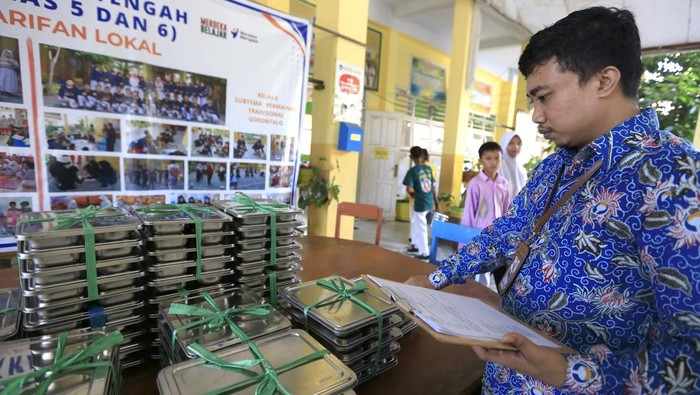 Ombudsman Pantau Program Makan Bergizi Gratis di SD Negeri Gorontalo Pegawai Kantor Perwakilan Ombudsman Republik Indonesia (ORI) Provinsi Gorontalo mendata kotak makan berisi Makanan Bergizi Gratis (MBG) di Sekolah Dasar Negeri 77, Kota Gorontalo, Gorontalo, Kamis (20/2/2025). Kantor Perwakilan Ombudsman Provinsi Gorontalo memantau program MBG untuk memastikan higienitas dan distribusi makanan mulai dari Satuan Pelayanan Pemenuhan Gizi (SPPG) hingga sekolah. ANTARA FOTO/Adiwinata Solihin/rwa.
