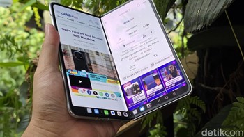 Komponen penahan beban engsel dibuat menggunakan Baja Kekuatan Ultra Tinggi (UHSS) yang secara eksklusif disesuaikan oleh Oppo, dengan kekuatan luluh terdepan di industri sebesar 2000 MPa, sehingga pengguna dapat yakin Find N5 akan bertahan lama, bahkan setelah bertahun-tahun dilipat dan dibuka.  Foto: Adi Fida Rahman/detikINET
