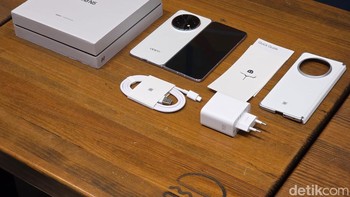 Isi dalam kemasan selain unit Find N5, Oppo memberikan case, adaptor charger, kabel data, SIM Card injector dan petunjuk penggunaan. Foto: Adi Fida Rahman/detikINET