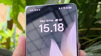 Find N5 memiliki dua layar besar yang memanjakan pengguna. Layar bagian dalam berukuran 8,12 inch, menjadikannya yang terbesar di kelasnya. Saat ditutup, layar sampul 6,62 inch dengan rasio aspek 20,7:9 tetap nyaman dan familiar digunakan. Foto: Adi Fida Rahman/detikINET