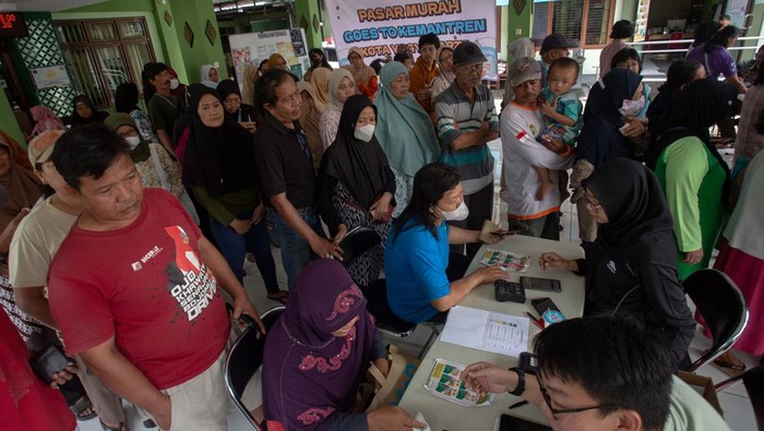 Pasar murah jelang ramadhan di Yogyakarta Warga membeli sembako saat Pasar Murah Goes To Kemantren di Kantor Kemantren Wirobrajan, Yogyakarta, Kamis (20/2/2025). Pemerintah Kota Yogyakarta menggelar pasar murah di 14 wilayah di Yogyakarta hingga awal Maret 2025 untuk menjaga stabilitas harga pangan, ketersediaan pasokan pangan, serta memastikan distribusi pangan lancar khususnya jelang ramadhan. ANTARA FOTO/Andreas Fitri Atmoko/rwa.