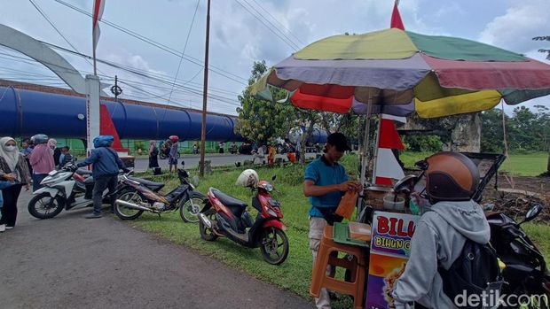 Pedagang jajanan keliling panen cuan berkat adanya truk angkut tabung raksasa yang tengah istirahat di wilayah Kabupaten Banyumas, Kamis (20/2/2025).