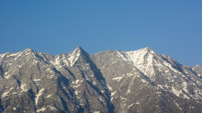 Pegunungan Dhauladhar di kawasan Himalaya, India Utara