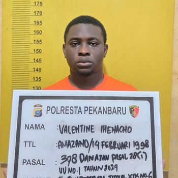 Pelaku WN Nigeria saat ditangkap dan ditetapkan tersangka (Dok Humas Polresta)