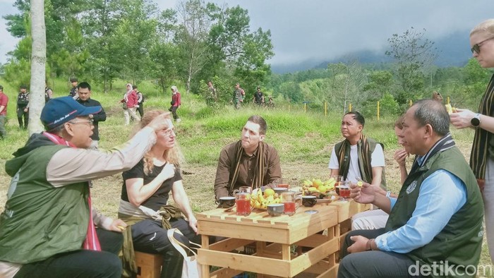 Menteri Kehutanan RI Raja Juli Antoni bersama Menteri Iklim dan Lingkungan Hidup Norwegia, Andreas Bejlland Eriksen saat berkunjung ke Kali Talang, Klaten, Kamis (20/2/2025).