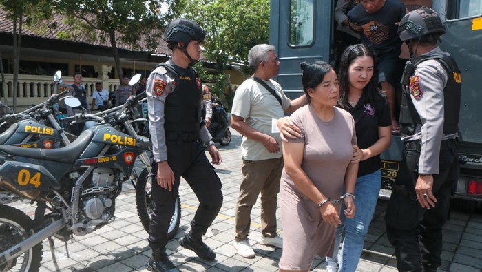 Personel kepolisian mengamankan barang bukti dari kamar terduga pengedar narkoba saat penggerebekan di Dasan Agung, Mataram, NTB, Kamis (20/2/2025). Dalam giat aparat gabungan yang terdiri dari unsur TNI, Polri, dan BNN di Dasan Agung yang masuk dalam wilayah rawan peredaran narkoba tersebut diamankan delapan warga beserta barang bukti yang ada kaitan dengan narkoba jenis sabu. ANTARA FOTO/Dhimas Budi Pratama/sgd/rwa.
